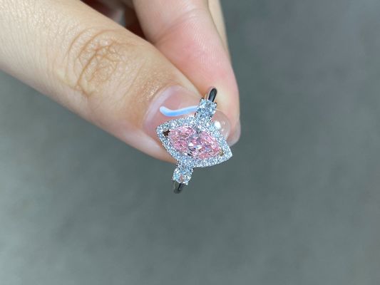 حلقه الماس صورتی روشن فانتزی 0.95 عیار دارای گواهی IGI طلای سفید 18 عیار VS2 Diamond