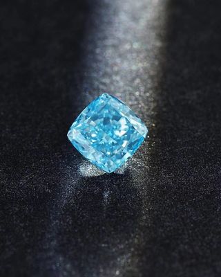 CVD Lab Grown Synthetic Fancy Vivid Diamond Cushion Shape 2.25ct دارای گواهینامه IGI