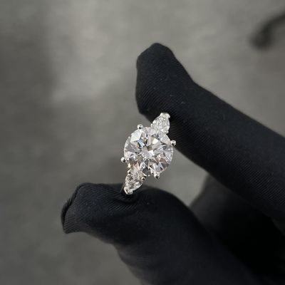 حلقه های الماس رشد آزمایشگاهی 3.01ct CVD سفید F VS2 سه سنگ سبک گرد