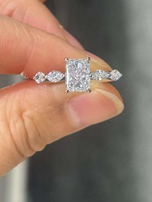 حلقه های الماس برش تابش دار 1.04ct حلقه های الماس تولید شده در آزمایشگاه حلقه های گلس گلس گلس گلس گلس گلس گلس گلس گلس گلس گلس گلس گلس گلس گلس گلس گلس گلس گلس گلس گلس گلس گلس